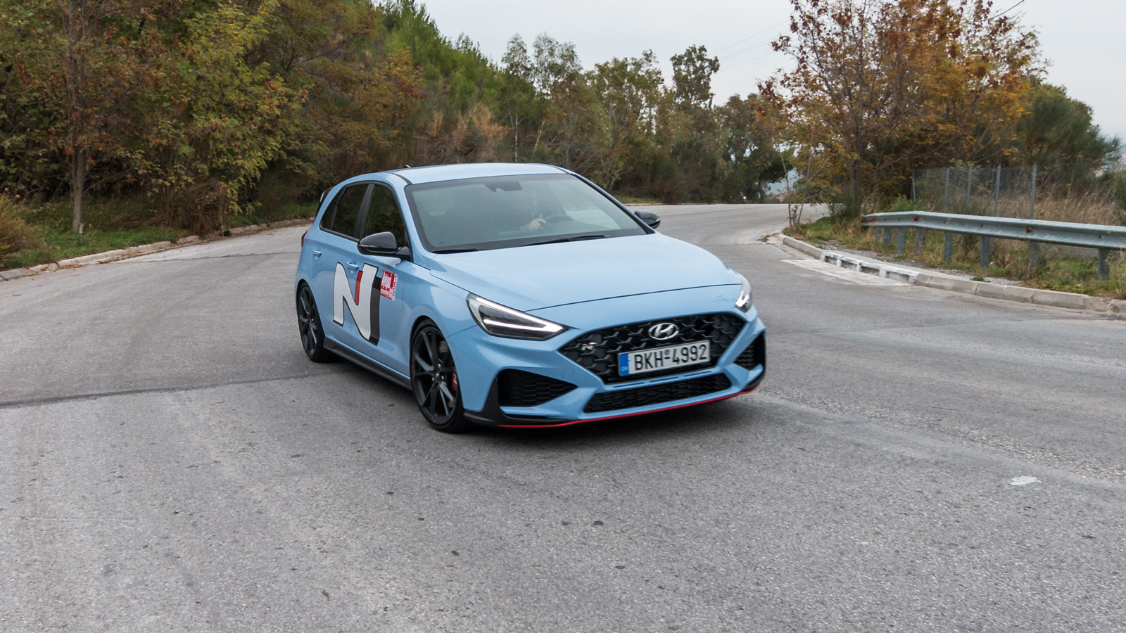 Σημαδεύεις τη στροφή, πατάς γκάζι και το φοβερό τρίγωνο ανάρτηση-τιμόνι- διαφορικό βάζει μούρη μέσα, δίνοντας την εντύπωση ότι έμπαινε και με περισσότ